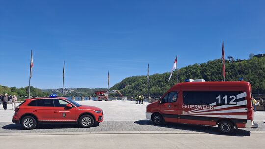 In der Nähe des Deutschen Ecks ist ein Mensch aus dem Rhein gerettet worden. Hintergründe sind nicht bekannt.