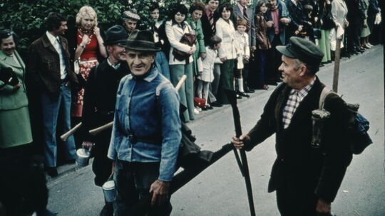 Voll integriert ins Dorfleben: Im Jahr 1975 nahm Josef Stoffel (vorne im blauen Hemd) am Festumzug anlässlich der 1000-Jahr-Feie