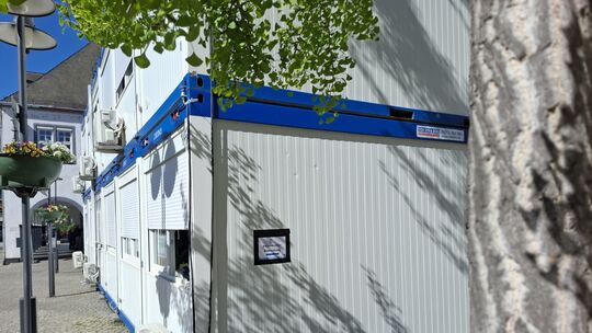 Wenig charmant, aber zweckmäßig: Übergangsweise ist das Service-Center der Stadt aktuell auf dem Salhofplatz zu finden.
