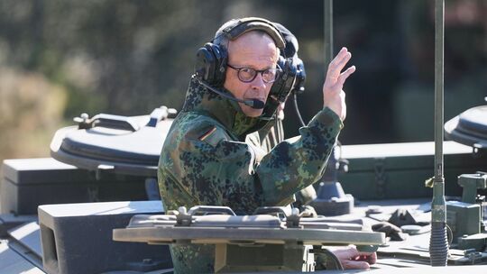 Bundeskanzler Merz besucht Bundeswehr in Munster