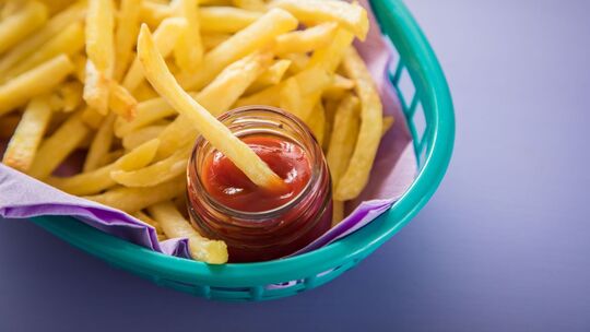 Pommes mit Ketchup liegen in einem Körbchen