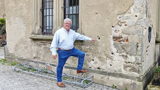 Einschusslöcher und bröckelnder Putz, Schlossbesitzer Christian Runkel hat noch etliche Baustellen.