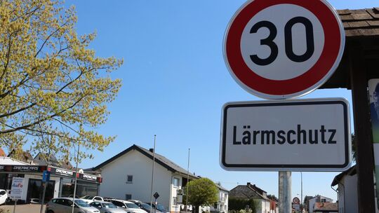 Inzwischen hängen überall die Tempo-30-Schilder. Nun müssen Fahrer auch mit Kontrollen in der Ortsdurchfahrt von Bad Sobernheim