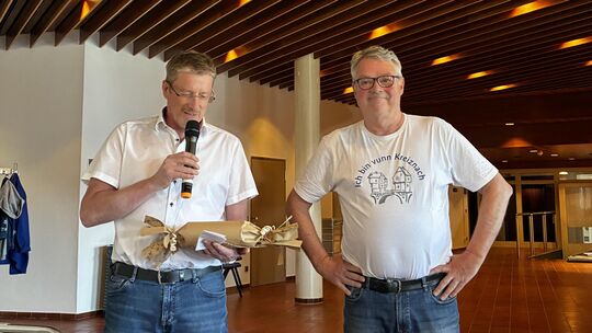 Amtsleiter Jürgen Cron (Amtsleiter Amt für Kommunales und Öffentlichkeitsarbeit) verabschiedete Hansjörg Rehbein (rechts) in den