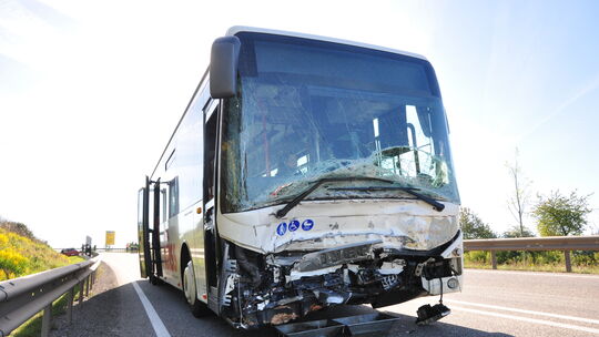Eine 24 Jahre alte Autofahrerin ist am Donnerag, 30. April, frontal mit einem entgegenkommenden Linienbus zusammengestoßen. Sie