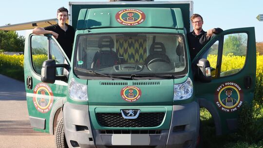 Elias Dilly (links) und Mike Bösand von den Pizza Buddies sind stolz auf ihren neuen Foodtruck. Darin gibt es allerdings noch ei