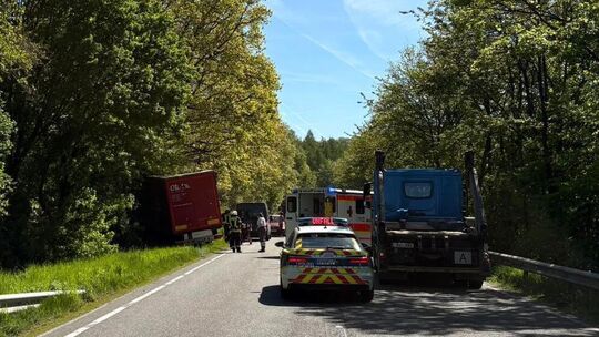 Ein Lkw ist am Donnerstagvormittag auf der Landesstraße bei Molzhain in den Graben gefahren.
