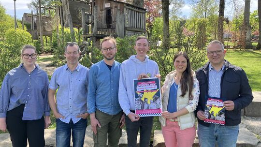 In der Steinbuschanlage, einem bei jungen Leuten sehr beliebten Treffpunkt, werben sie für das geplante Wissener Jugendparlament