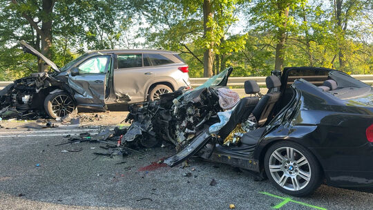 Die beteiligten Autos wurden bei dem Unfall schwer beschädigt.