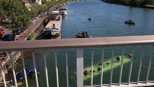 Bus stürzt bei Paris in Seine – Fahrschülerin am Steuer