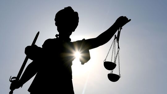 Justizia im Gegenlicht