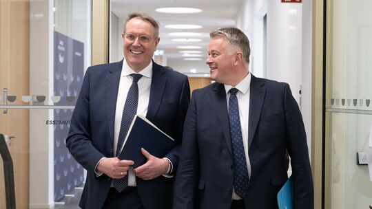 Verhandlungsführer Gordon Schnieder (rechts, CDU) und Alexander Schweitzer (SPD) kommen zur Pressekonferenz, nachdem sich CDU un