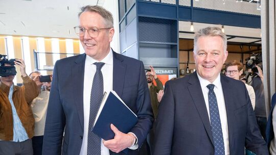 Die Chefverhandler von CDU und SPD: Der designierte Ministerpräsident Gordon Schnieder (rechts) und Noch-Regierungschef Alexande