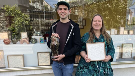 Uriel Caspi und Grit Uhlemann vor dem Atelier und Ausstellungsraum der Künstlerin in Grenzhausen.
