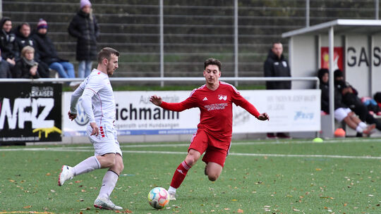 Izet Rexhepi (in Weiß) fehlt seinem FC Kosova Montabaur im Heimspiel gegen Marvin Hölzenbein (in Rot) und die SG Hundsangen/Stei
