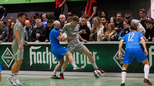 Zuletzt kreuzten sich die Wege der SG Müschenbach und des FC Niederroßbach im Halbfinale des Hachenburger Pils-Cups - mit dem be
