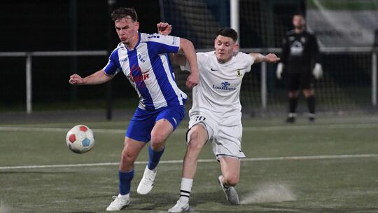 Der Wirgeser Luis Krissel (in Blau-Weiß) und seine Elf holten gegen Trier II um den Ex-Regionalliga-Kicker der Eintracht beim 1:
