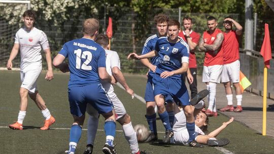 Der TSV Hargesheim (weiße Trikots, im Duell mit dem TuS Waldböckelheim) ist die Mannschaft der Stunde in der A-Klasse und möchte Der TSV Hargesheim (weiße Trikots, im Duell mit dem TuS Waldböckelheim) ist die Mannschaft der Stunde in der A-Klasse und möchte