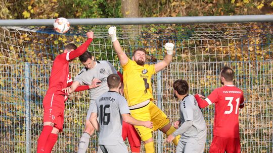 Im Hinspiel musste sich Ahrweilers Torwart David Weidner (in Gelb) nicht allzu oft lang machen, denn seine Mannschaft (in Grau,