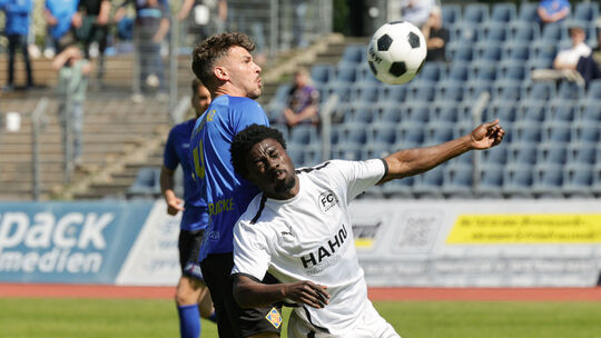 Für den Koblenzer Kapitän Daniel von der Bracke (in Blau-Schwarz) geht es nach dem 2:2 im Derby gegen Emmelshausen-Karbach um se