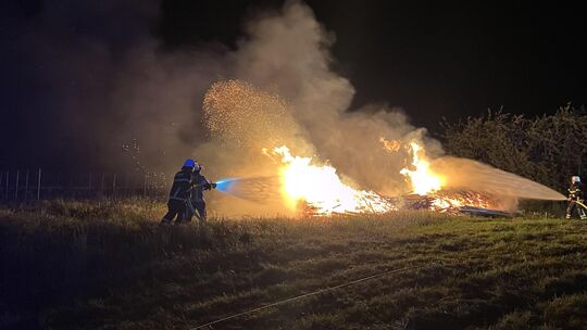 Die Feuerwehr im Einsatz: Mit rund 18.000 Litern Wasser wurden die brennenden Pfähle gelöscht.