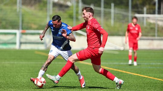 Giovanni Landi und der HSV Neuwied (links, hier gegen Stefan Ramaj vom SV Untermosel) gastieren am Sonntag in der Bezirksliga Mi