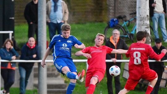 Max Palm (in Blau, hier gegen den SV Untermosel) und die SG Westum/Löhndorf kamen zuletzt beim 0:8 in Mülheim-Kärlich unter die