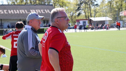 Spielen die Trainer, tragen bei der in Burgschwalbach andere an der Seitenlinie die Verantwortung: Ralph Kirchhoff (links) und A