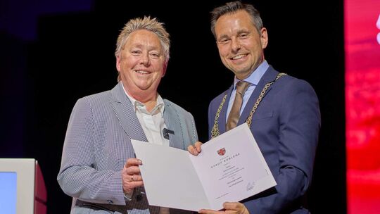 Bürgermeisterin Ulrike Mohrs überreicht Oberbürgermeister David Langner die Ernennungsurkunde für seine zweite Amtszeit.