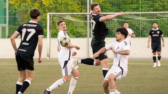 Der SV Windhagen (weiße Trikots) erwischte gegen SG 06 Betzdorf keinen guten Start in die Partie. Bei der 3:4-Niederlage gegen d