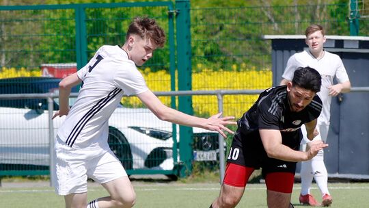 Der Winzenheimer Bünyamin Degirmenci (schwarzes Trikot) entwischt seinem Gegenspieler von der SG Fürfeld. Die Rückrunde der Fürf
