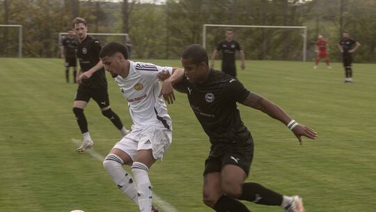 Hält sich die Konkurrenz vom Leib: Joshua Rodriguez (weißes Trikot) und die SG Meisenheim siegten in Zweibrücken.