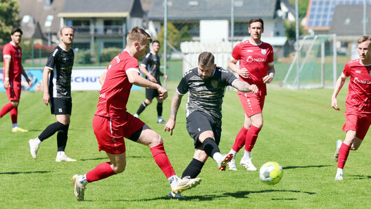 Nach seinem 3:2-Erfolg vergangene Woche gegen den FV Rheinbrohl hofft der SV Roßbach/Verscheid (rote Trikots) beim VfL Oberlahr-