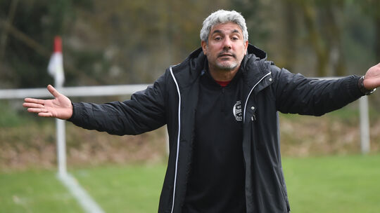Findet klare Worte vor dem Spiel gegen den VfR Baumholder: Murat Yasar, der Trainer des FC Schmittweiler.