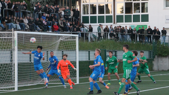 FCEK-Verteidiger Keita Kinoshita (links) musste beim 5:3-Auswärtssieg in Auersmacher einige Male mit dem Kopf klären.