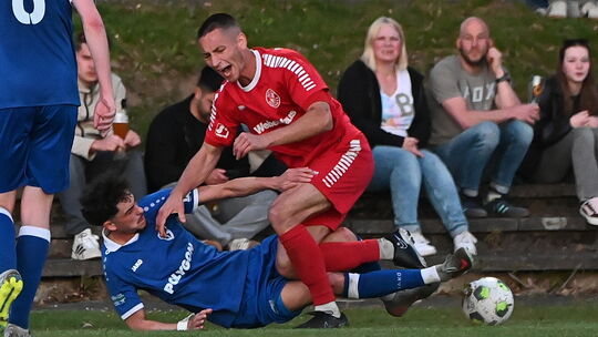 Voller Kampf im Spiel gegen den Spitzenreiter: David Floris (in Blau) und seine SG Mudersbach/Brachbach machten es Hünsborn (in