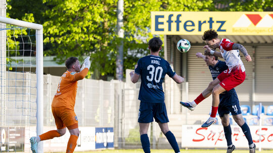Das Tor zum Ausgleich: Dustin Willms köpfte mit seinem ersten Tor des Tages zum zwischenzeitlichen 2:2 für die Sportfreunde Sieg