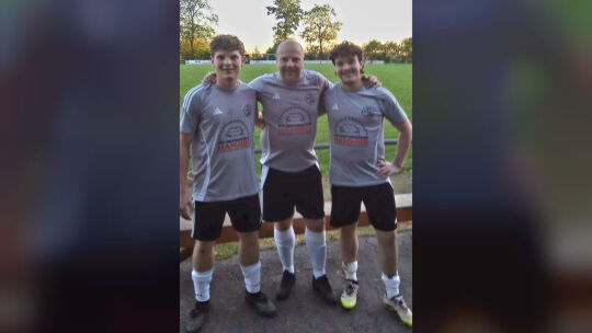Die Familie Braun im Einsatz: Coach und Papa Jan Braun (Mitte) lief am Mittwochabend gemeinsam mit seinen beiden Söhnen Mats (li