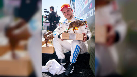 Da ist das Ding: Lucas Auer freut sich über seine Trophäe für seinen dritten Platz im zweiten DTM-Rennen der Saison.
