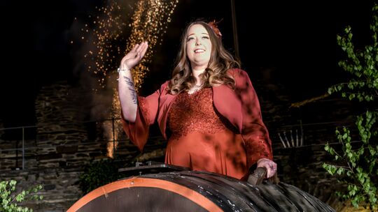 Nach 22 Uhr war es so weit, die neue Oberweseler Weinhex, Luisa Hüttner, aus Dellhofen stellte sich der Öffentlichkeit vor. Für