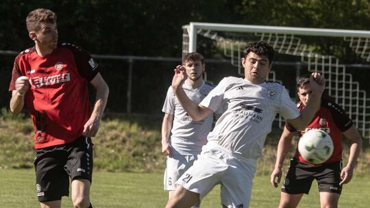 Brust raus: Efe Görlek (weißes Trikot) und der SV Winterbach wollen auch in Hinterweidenthal bestehen.