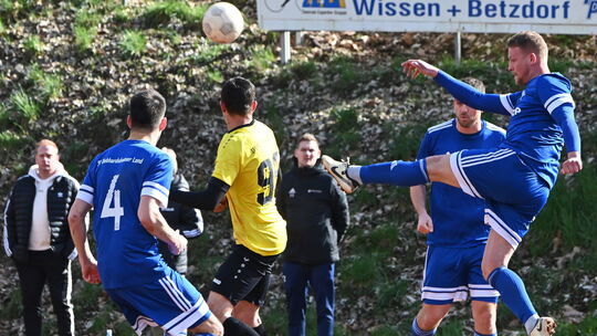 Die SG Gebhardshainer Land (in Blau) ist auswärts in Weyerbusch gefordert. Die Sportfreunde Schönstein (in Gelb) empfangen die S