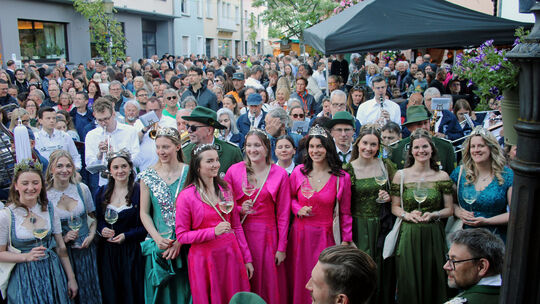 Schon zum Start erwies sich das Gülser Blütenfest am Donnerstag als Publikumsmagnet.