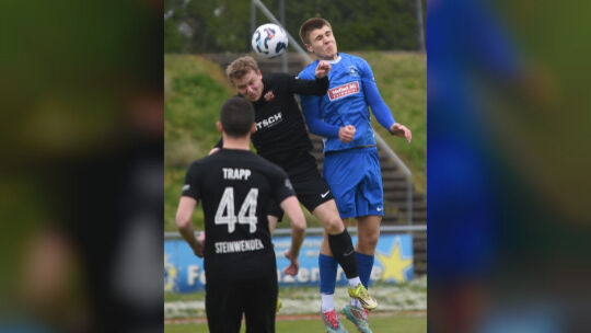 Nicht mehr aus dem Eintracht-Team wegzudenken: Niklas Langer (blaues Trikot) ist nach der Winterpause zum Stammspieler der Bad K