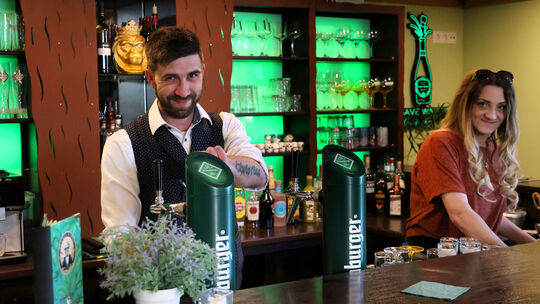 Dimitrios und Ehefrau Amalia planen im Niederbreitbacher Dorfgemeinschaftshaus langfristig.