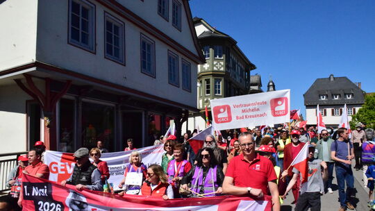 Rund 230 Gewerkschafter zogen bei der DGB-Maikundgebung am 1. Mai durch die Innenstadt von Bad Kreuznach.