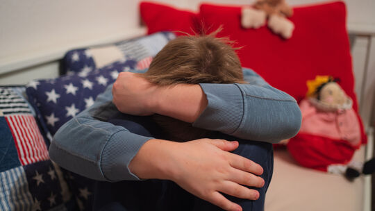 Täter zwingen Kinder meist, über den sexuellen Missbrauch zu schweigen. Trotzdem kann es Warnsignale wie plötzliche Angstzuständ
