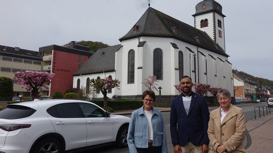 Foto an der B9 mit der katholischen Kirche Maria Himmelfahrt im Hintergrund (von links): Gemeindereferentin Josefine Bonn, Pater