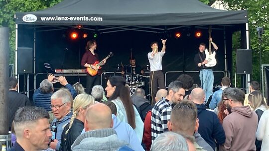 Rockmusik vom Feinsten locken viele Hundert Besucher zum traditionellen Maibaumfest nach Kaisersesch.