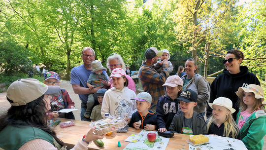 „Was wären wir ohne Bienen?“, fragt die Zoo-Mitarbeiterin die Jungen und Mädchen.